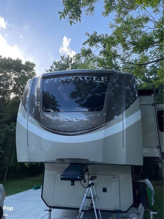 Call now about this 2019 Jayco Pinnacle 36SSWS! 2019 Jayco Pinnacle 36SSWS - Used Fifth Wheel For Sale by Pop RVs in San Augustine, Texas features Awning, Leveling Jacks, Slideout, Air Conditioning