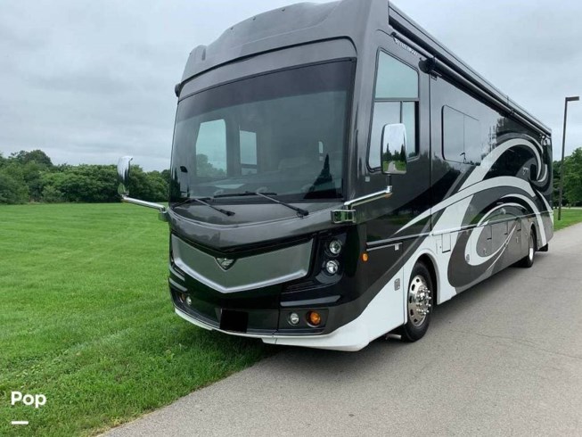 2017 Fleetwood Discovery LXE 40E - Used Diesel Pusher For Sale by Pop RVs in South Lyon, Michigan