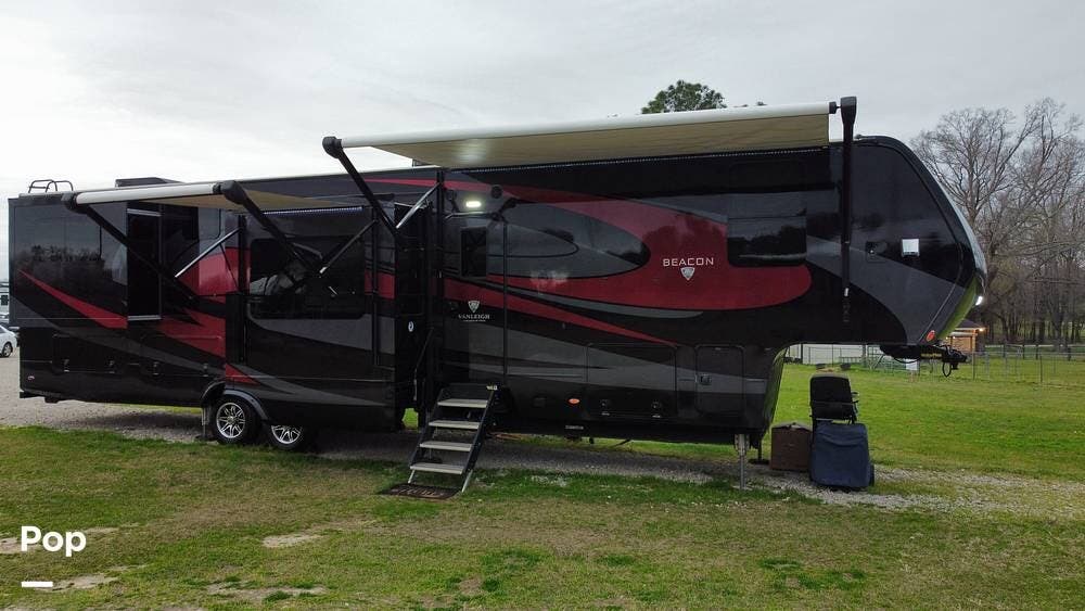 Call now about this 2021 Vanleigh Beacon 42RDB! 2021 Vanleigh Beacon 42RDB - Used Fifth Wheel For Sale by Pop RVs in Jacksonville, Texas features Leveling Jacks, Awning, Slideout, Air Conditioning