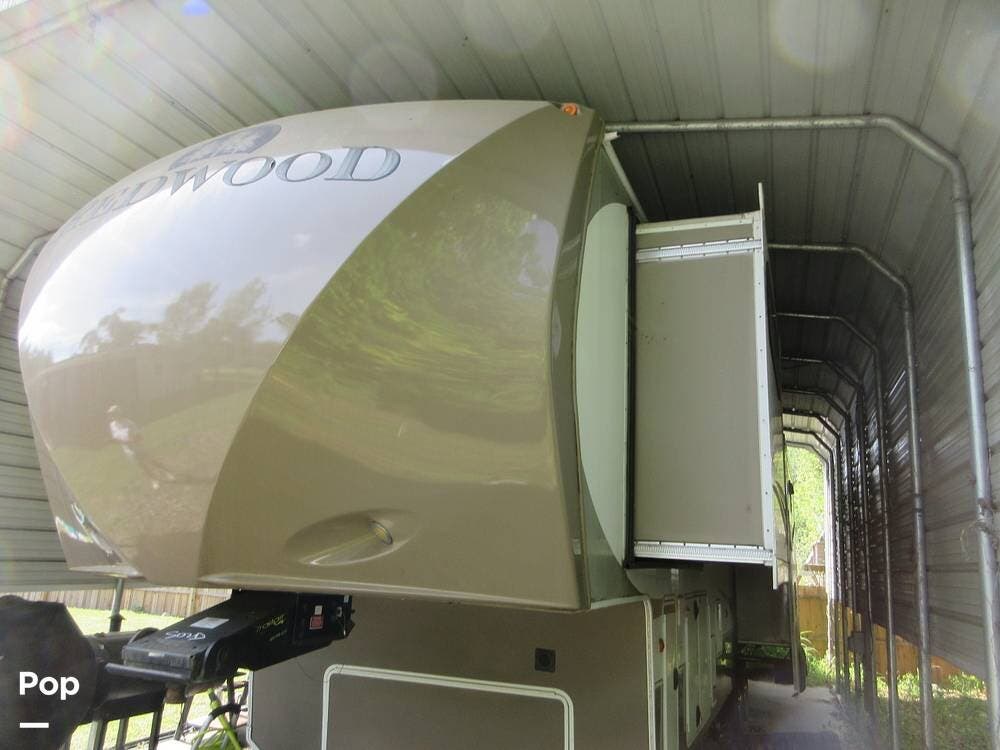Call now about this 2013 CrossRoads Redwood 40KB! 2013 CrossRoads Redwood 40KB - Used Fifth Wheel For Sale by Pop RVs in Plant City, Florida features Slideout, Leveling Jacks, Air Conditioning, Awning