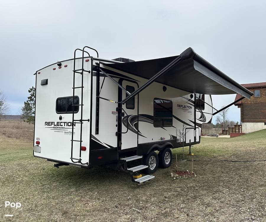 Call now about this 2022 Grand Design Reflection 226RK! 2022 Grand Design Reflection 226RK - Used Fifth Wheel For Sale by Pop RVs in Mesick, Michigan features Leveling Jacks, Slideout, Awning, Air Conditioning