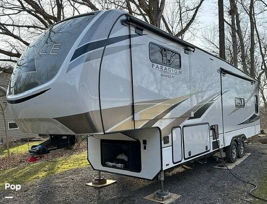 Call now about this 2022 Alliance RV Paradigm 310RL! 2022 Alliance RV Paradigm 310RL - Used Fifth Wheel For Sale by Pop RVs in Bowling Green, Ohio features Air Conditioning, Slideout, Awning, Leveling Jacks