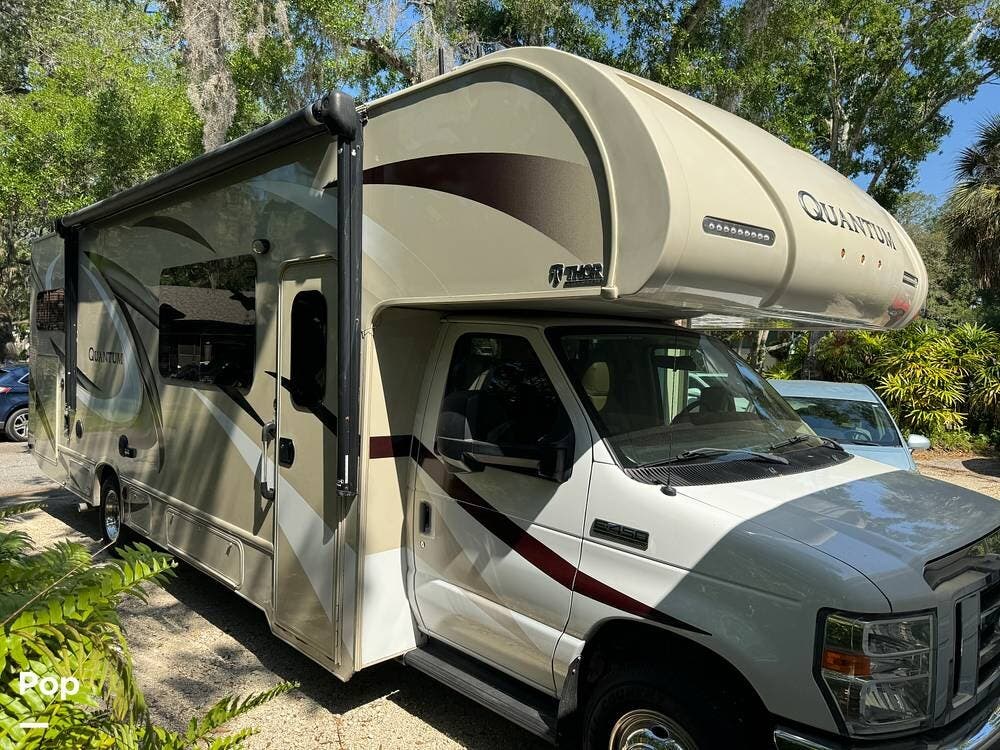 Call now about this 2017 Thor Motor Coach Quantum PD31! 2017 Thor Motor Coach Quantum PD31 - Used Class C For Sale by Pop RVs in Sarasota, Florida features Air Conditioning, Slideout, Leveling Jacks, Awning, Generator