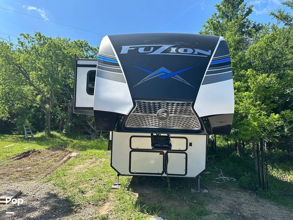 Call now about this 2021 Keystone Fuzion 429! 2021 Keystone Fuzion 429 - Used Toy Hauler For Sale by Pop RVs in Mckinney, Texas features Air Conditioning, Generator, Awning, Slideout