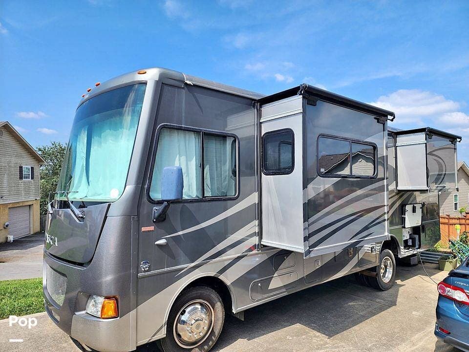 Call now about this 2013 Itasca Sunstar 27N! 2013 Itasca Sunstar 27N - Used Class A For Sale by Pop RVs in Sevierville, Tennessee features Awning, Air Conditioning, Leveling Jacks, Slideout, Generator
