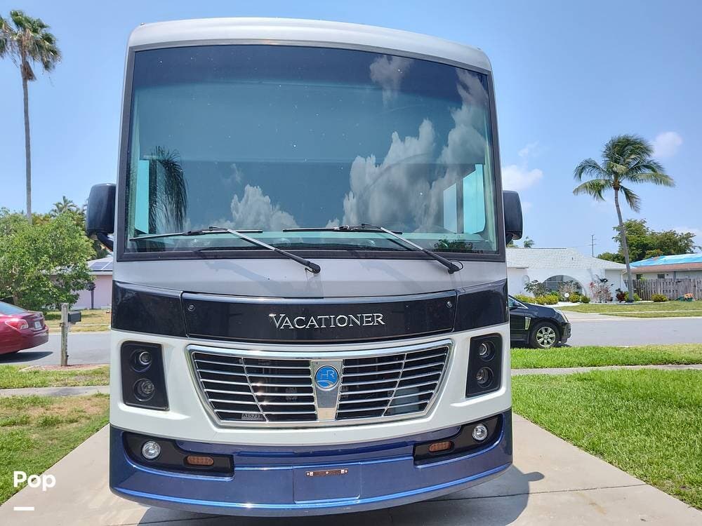 Call now about this 2019 Holiday Rambler Vacationer 35K! 2019 Holiday Rambler Vacationer 35K - Used Class A For Sale by Pop RVs in Fort Myers, Florida features Air Conditioning, Slideout, Leveling Jacks, Awning