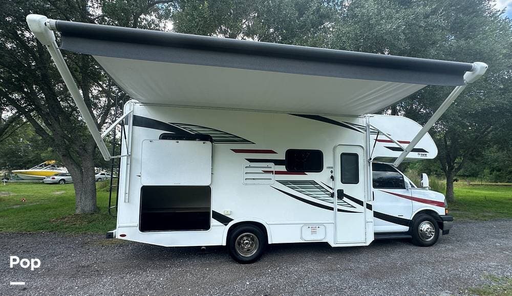 Call now about this 2020 Thor Motor Coach Freedom Elite 22HE! 2020 Thor Motor Coach Freedom Elite 22HE - Used Class C For Sale by Pop RVs in Kissimmee, Florida features Generator, Awning, Air Conditioning