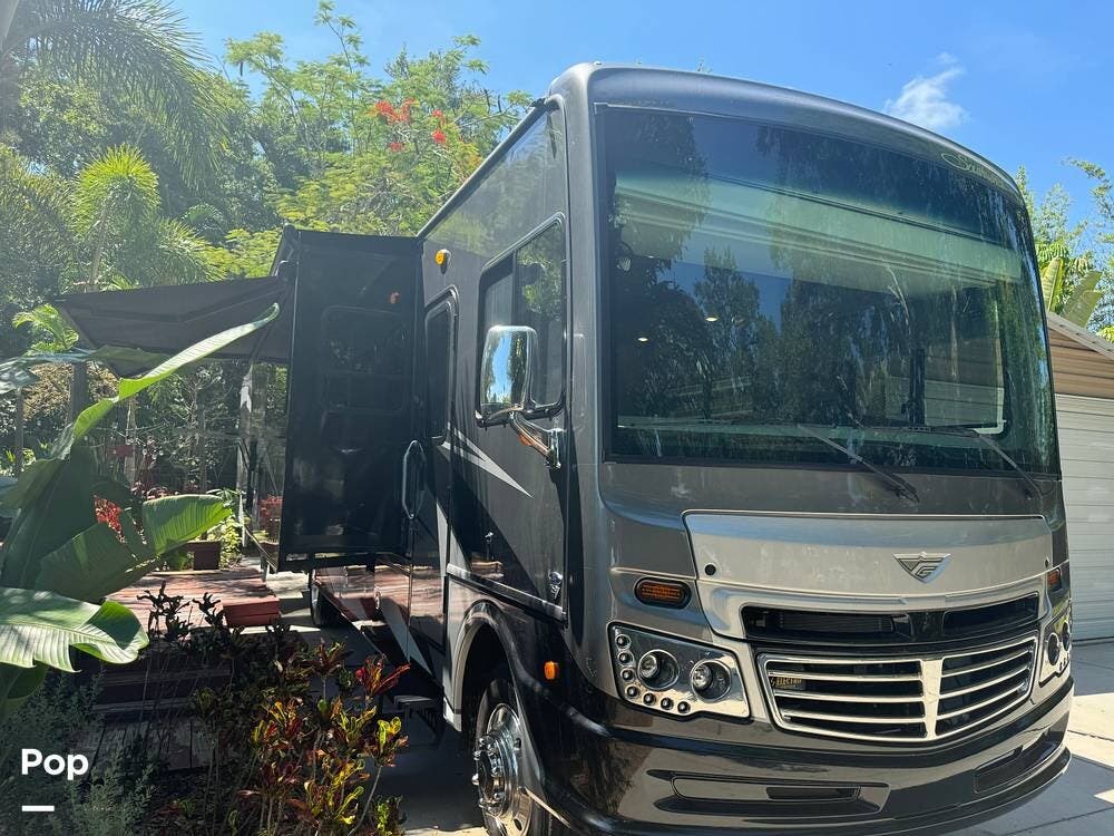 Call now about this 2021 Fleetwood Southwind 36P! 2021 Fleetwood Southwind 36P - Used Class A For Sale by Pop RVs in Ruskin, Florida features Leveling Jacks, Awning, Generator, Slideout, Air Conditioning