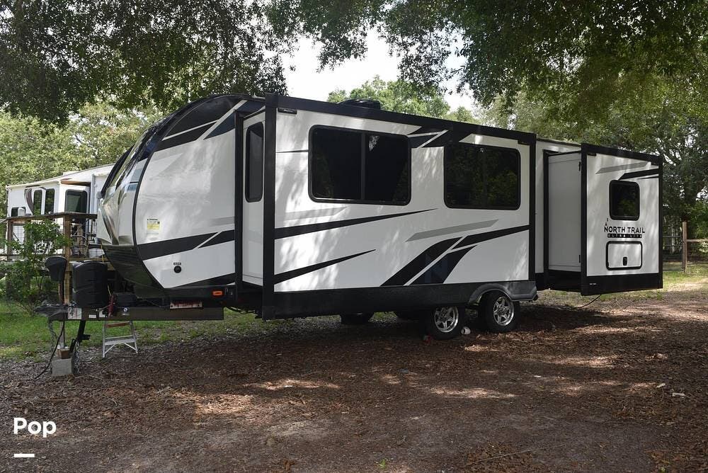 Call now about this 2022 Heartland North Trail 26FKDS! 2022 Heartland North Trail 26FKDS - Used Travel Trailer For Sale by Pop RVs in Defuniak Springs, Florida features Air Conditioning, Leveling Jacks, Awning, Slideout