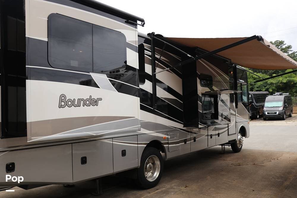 Call now about this 2015 Fleetwood Bounder 34T! 2015 Fleetwood Bounder 34T - Used Class A For Sale by Pop RVs in Marietta, Georgia features Generator, Air Conditioning, Leveling Jacks, Awning, Slideout