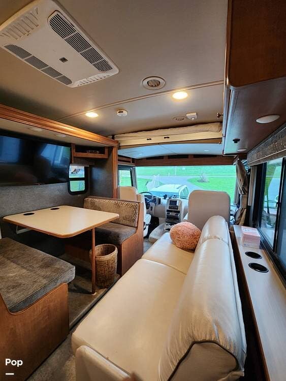 Used 2017 Winnebago Vista 31BE available in Fredericksburg, Ohio