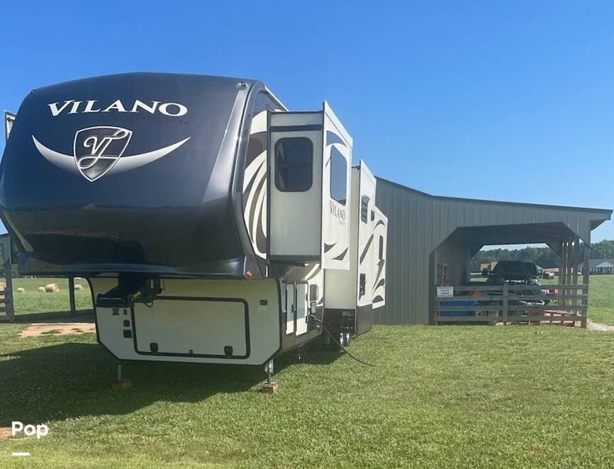 Call now about this 2018 Vanleigh Vilano 375FL! 2018 Vanleigh Vilano 375FL - Used Fifth Wheel For Sale by Pop RVs in Elkmont, Alabama features Air Conditioning, Leveling Jacks, Slideout, Awning