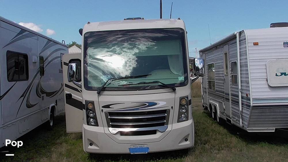 Call now about this 2017 Thor Motor Coach Vegas 24.1! 2017 Thor Motor Coach Vegas 24.1 - Used Class A For Sale by Pop RVs in Robbinsville, New Jersey features Air Conditioning, Slideout, Generator, Awning