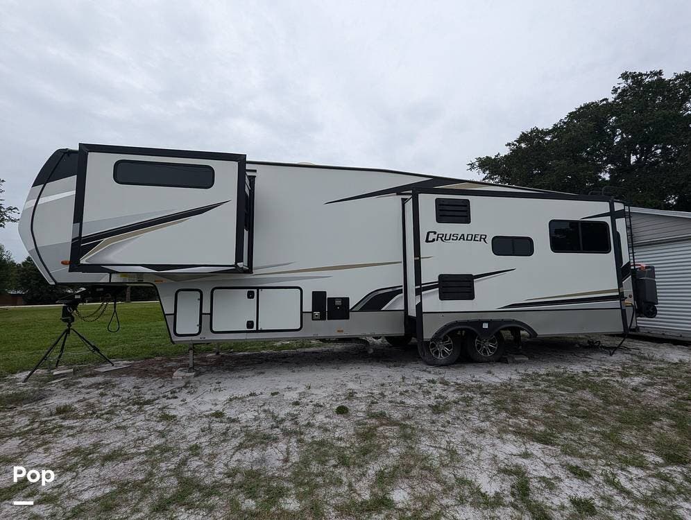 Call now about this 2022 Prime Time Crusader 335RLP! 2022 Prime Time Crusader 335RLP - Used Fifth Wheel For Sale by Pop RVs in Wauchula, Florida features Air Conditioning, Awning, Leveling Jacks, Slideout