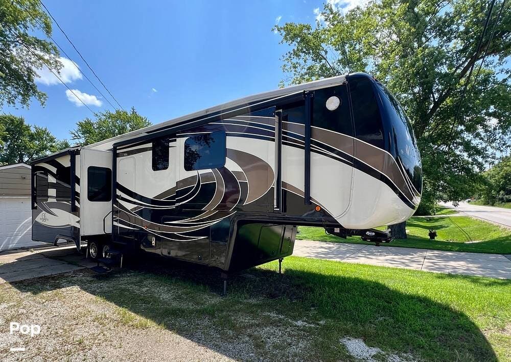 Call now about this 2015 DRV Mobile Suites 38RSSA! 2015 DRV Mobile Suites 38RSSA - Used Fifth Wheel For Sale by Pop RVs in Pleasant Prairie, Wisconsin features Slideout, Awning, Leveling Jacks, Air Conditioning