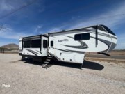 Call now about this 2022 Grand Design Solitude 3950BH! 2022 Grand Design Solitude 3950BH - Used Fifth Wheel For Sale by Pop RVs in Buckeye, Arizona features Generator, Slideout, Air Conditioning, Awning