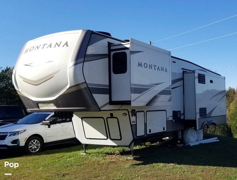 Call now about this 2020 Keystone Montana 3121RL! 2020 Keystone Montana 3121RL - Used Fifth Wheel For Sale by Pop RVs in Clay City, Kentucky features Air Conditioning, Leveling Jacks, Awning, Slideout