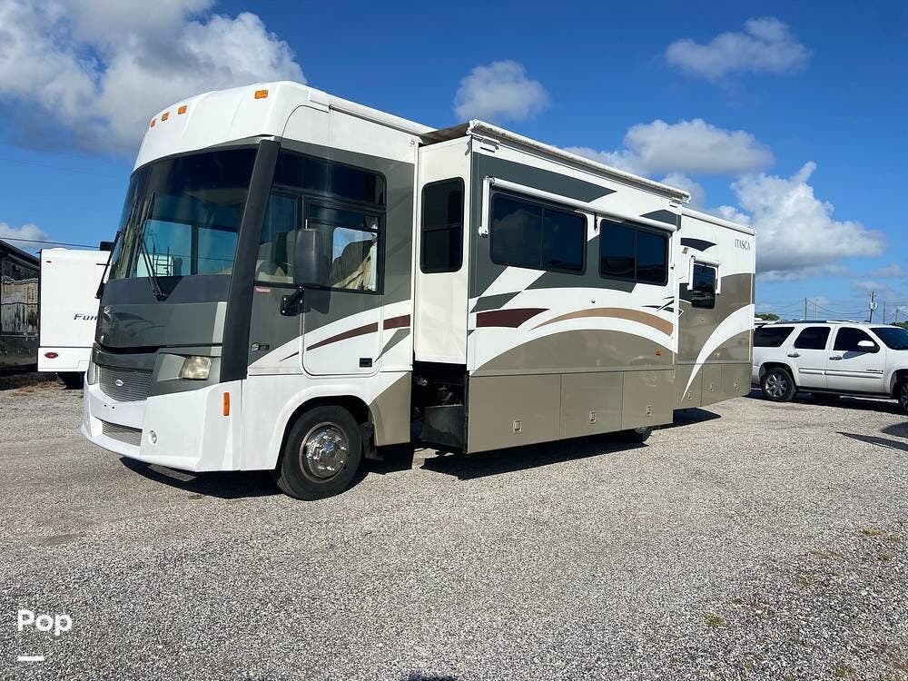 Call now about this 2006 Itasca Sunrise 33V! 2006 Itasca Sunrise 33V - Used Class A For Sale by Pop RVs in Stuart, Florida features Generator, Slideout, Awning, Air Conditioning, Leveling Jacks
