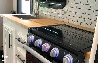 Call now about this 2021 Jayco Redhawk 22J! 2021 Jayco Redhawk 22J - Used Class C For Sale by Pop RVs in Halcottsville, New York features Leveling Jacks, Generator, Air Conditioning, Slideout, Awning