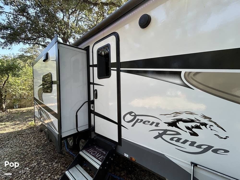 Call now about this 2022 Highland Ridge Open Range 330BHS! 2022 Highland Ridge Open Range 330BHS - Used Travel Trailer For Sale by Pop RVs in Mansfield, Texas features Slideout, Air Conditioning, Awning