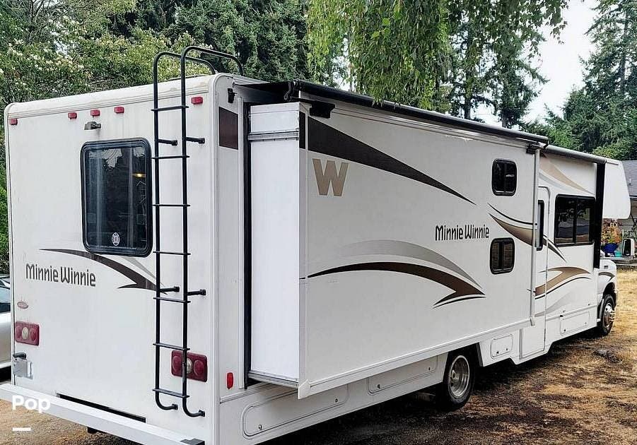 Call now about this 2015 Winnebago Minnie Winnie 31H! 2015 Winnebago Minnie Winnie 31H - Used Class C For Sale by Pop RVs in Portland, Tennessee features Air Conditioning, Awning, Generator, Slideout