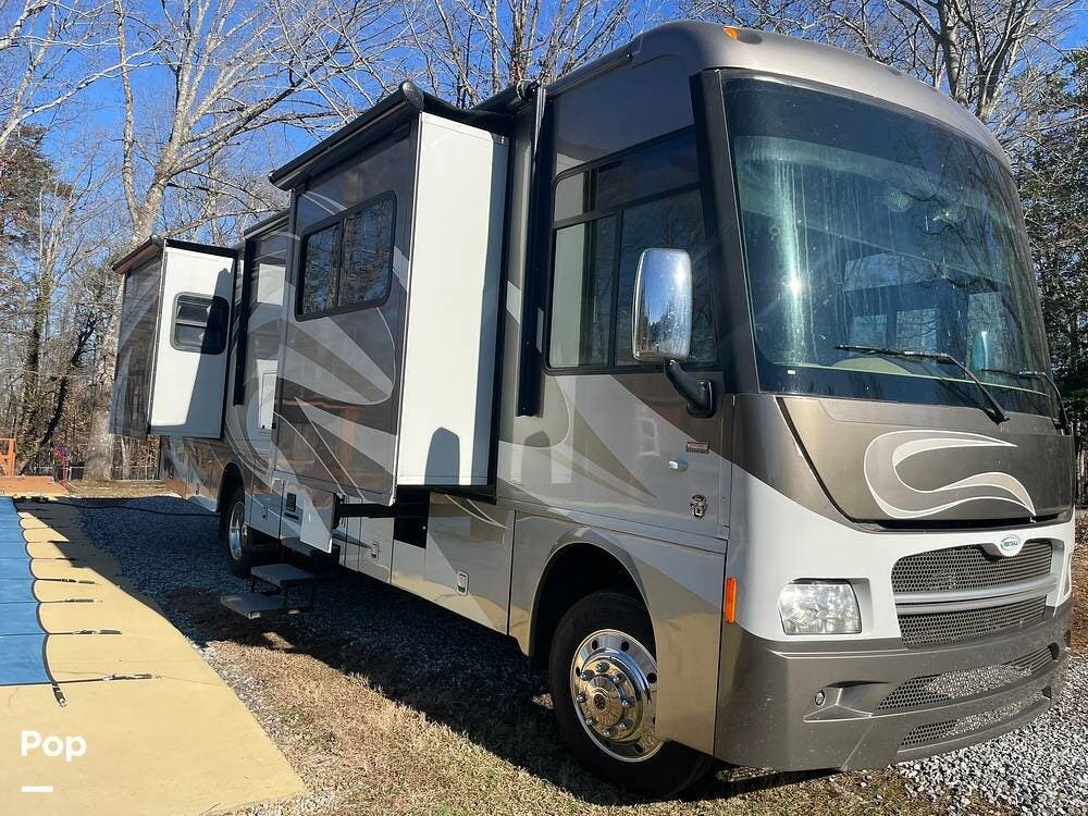 Call now about this 2012 Itasca Suncruiser 35P! 2012 Itasca Suncruiser 35P - Used Class A For Sale by Pop RVs in Cornelia, Georgia features Air Conditioning, Generator, Slideout, Leveling Jacks, Awning