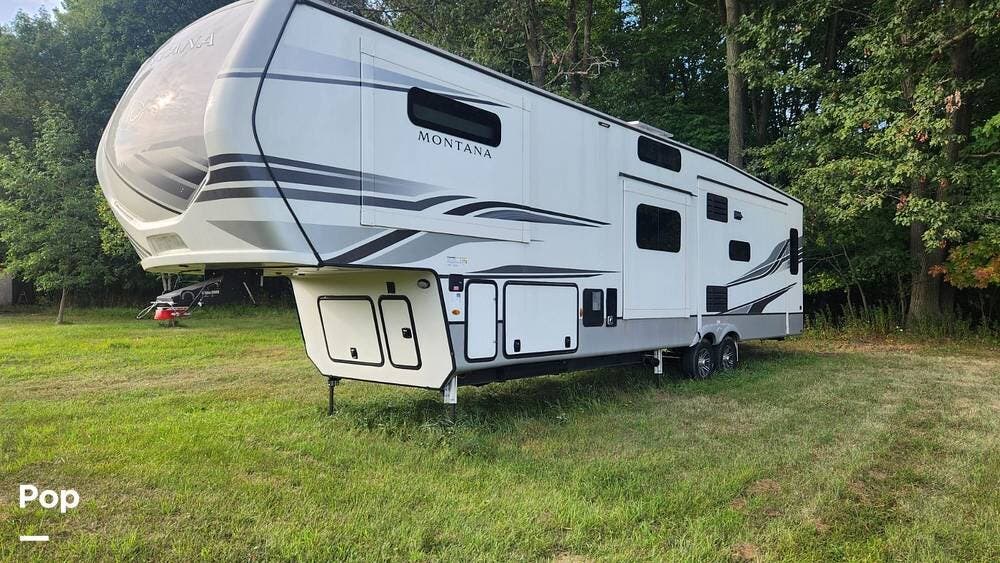 Call now about this 2022 Keystone Montana 3855BR! 2022 Keystone Montana 3855BR - Used Fifth Wheel For Sale by Pop RVs in Manitowoc, Wisconsin features Air Conditioning, Slideout, Awning, Leveling Jacks