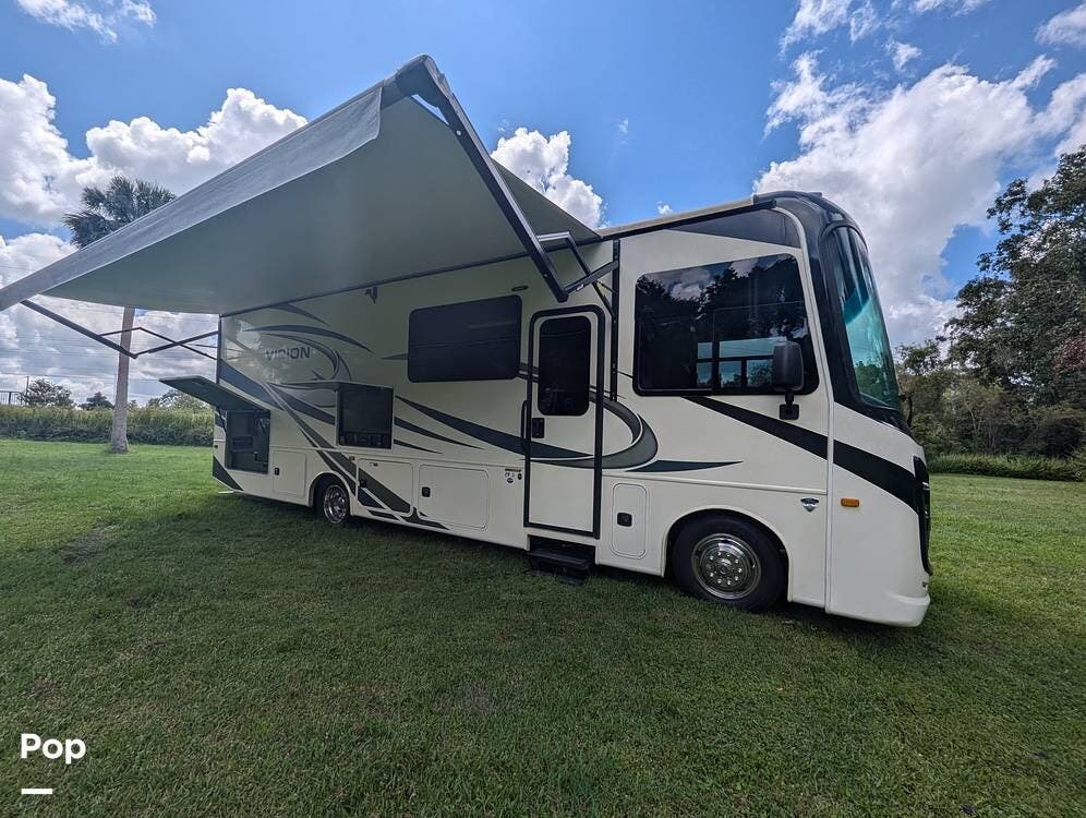 Call now about this 2022 Entegra Coach Vision 29S! 2022 Entegra Coach Vision 29S - Used Class A For Sale by Pop RVs in Riverview, Florida features Leveling Jacks, Generator, Air Conditioning, Slideout, Awning