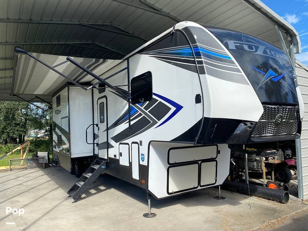 Call now about this 2021 Keystone Fuzion 379! 2021 Keystone Fuzion 379 - Used Toy Hauler For Sale by Pop RVs in Albany, Louisiana features Slideout, Generator, Air Conditioning, Leveling Jacks, Awning