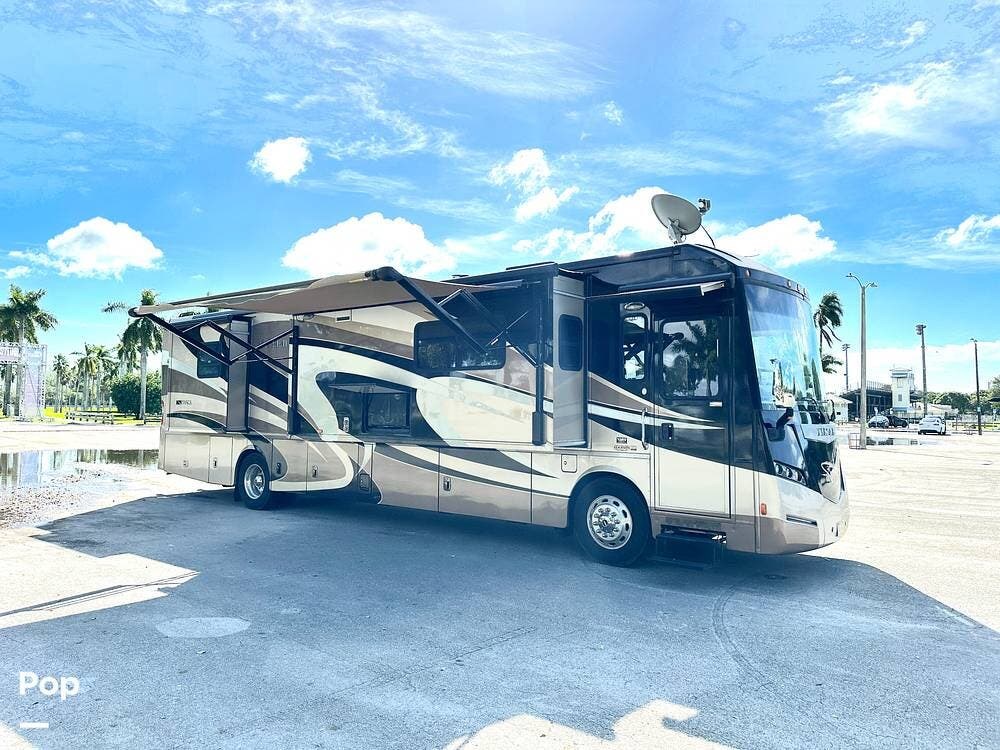Call now about this 2014 Itasca Meridian 40U! 2014 Itasca Meridian 40U - Used Diesel Pusher For Sale by Pop RVs in Miami, Florida features Leveling Jacks, Air Conditioning, Slideout, Generator, Awning