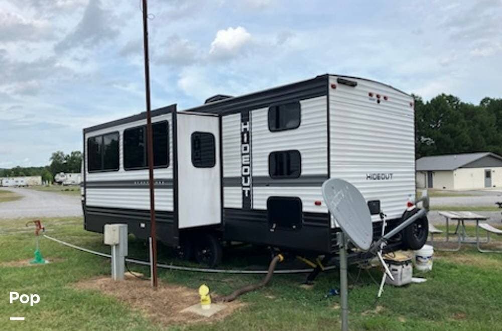 Call now about this 2023 Keystone Hideout 26BHS! 2023 Keystone Hideout 26BHS - Used Travel Trailer For Sale by Pop RVs in Langston, Alabama features Leveling Jacks, Slideout, Awning, Air Conditioning