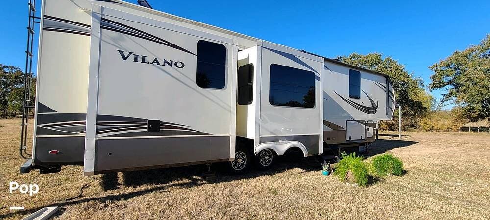 Call now about this 2021 Vanleigh Vilano 390LK! 2021 Vanleigh Vilano 390LK - Used Fifth Wheel For Sale by Pop RVs in Axtell, Texas features Awning, Air Conditioning, Leveling Jacks, Slideout