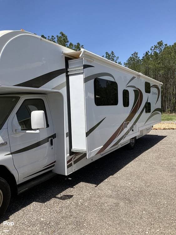 Call now about this 2016 Thor Motor Coach Chateau 31E! 2016 Thor Motor Coach Chateau 31E - Used Class C For Sale by Pop RVs in Richmond, Texas features Leveling Jacks, Slideout, Air Conditioning, Awning, Generator