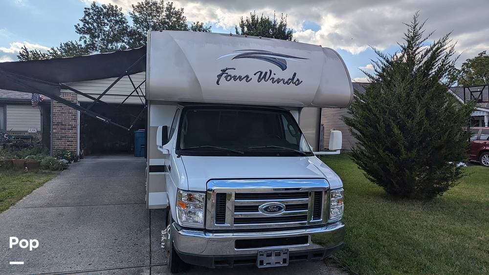 Call now about this 2018 Thor Motor Coach Four Winds 28Z! 2018 Thor Motor Coach Four Winds 28Z - Used Class C For Sale by Pop RVs in Indianapolis, Indiana features Air Conditioning, Slideout, Awning, Generator