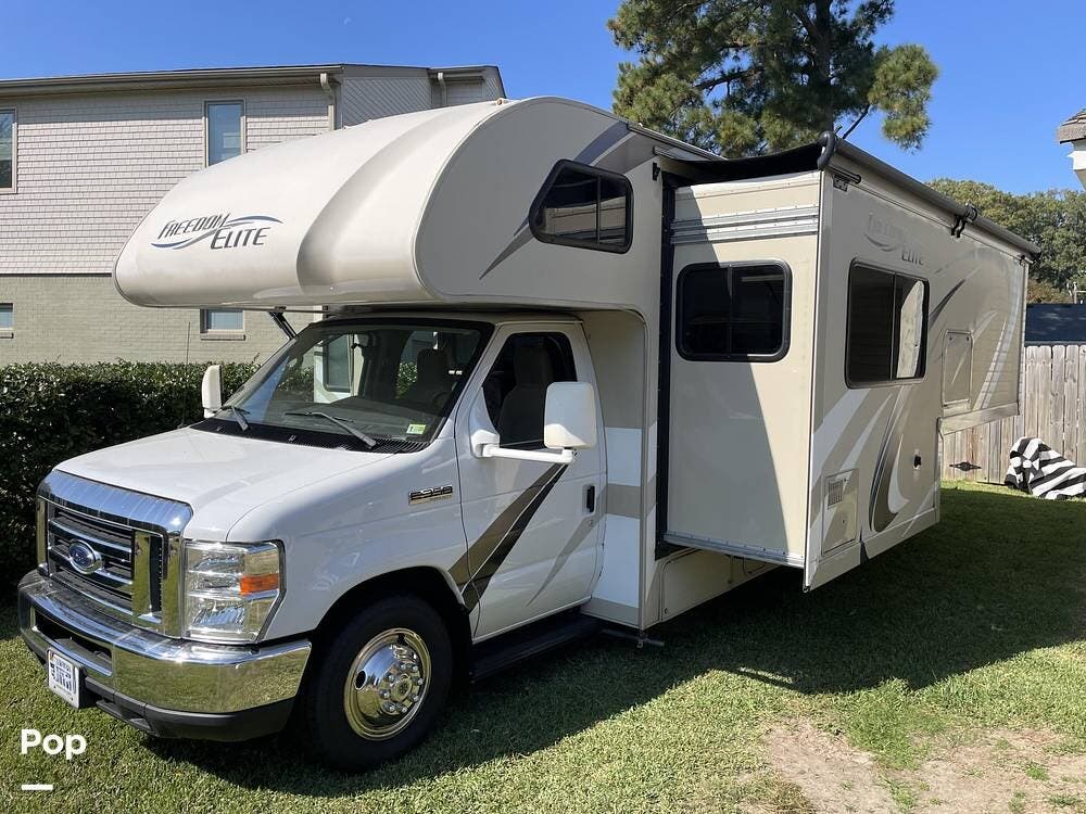 Call now about this 2019 Thor Motor Coach Freedom Elite 24HE! 2019 Thor Motor Coach Freedom Elite 24HE - Used Class C For Sale by Pop RVs in Virginia Beach, Virginia features Slideout, Awning, Generator, Air Conditioning