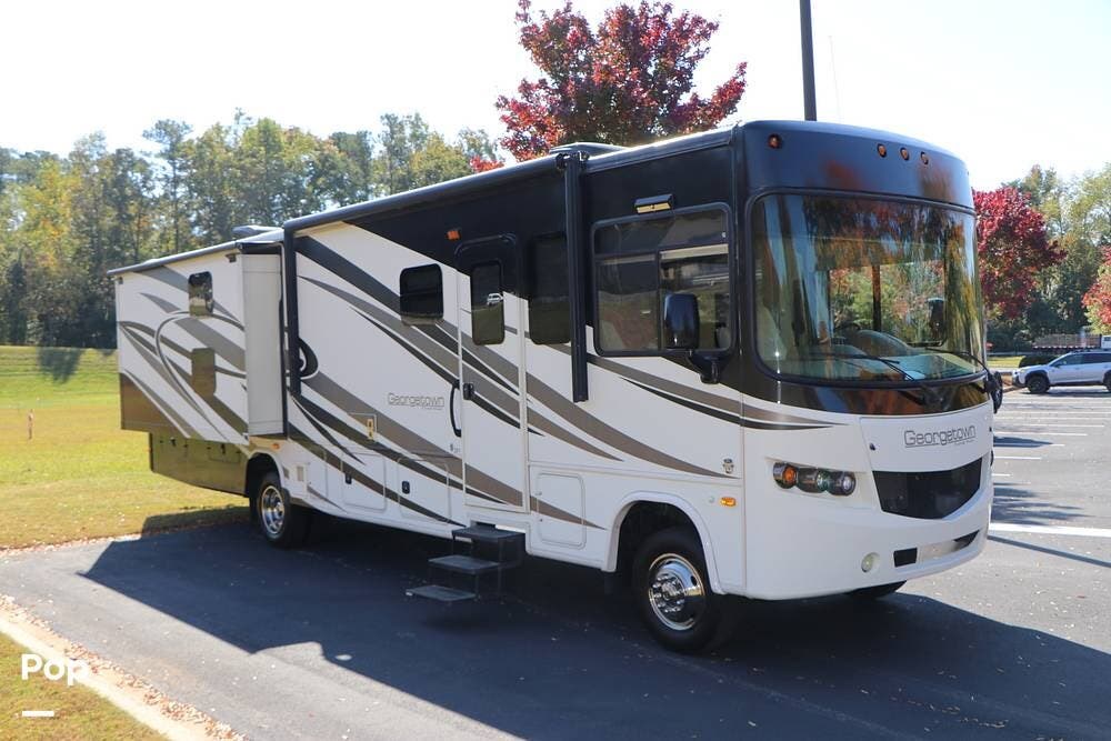 Call now about this 2014 Forest River Georgetown 351DS! 2014 Forest River Georgetown 351DS - Used Class A For Sale by Pop RVs in Woodstock, Georgia features Awning, Leveling Jacks, Slideout, Generator, Air Conditioning
