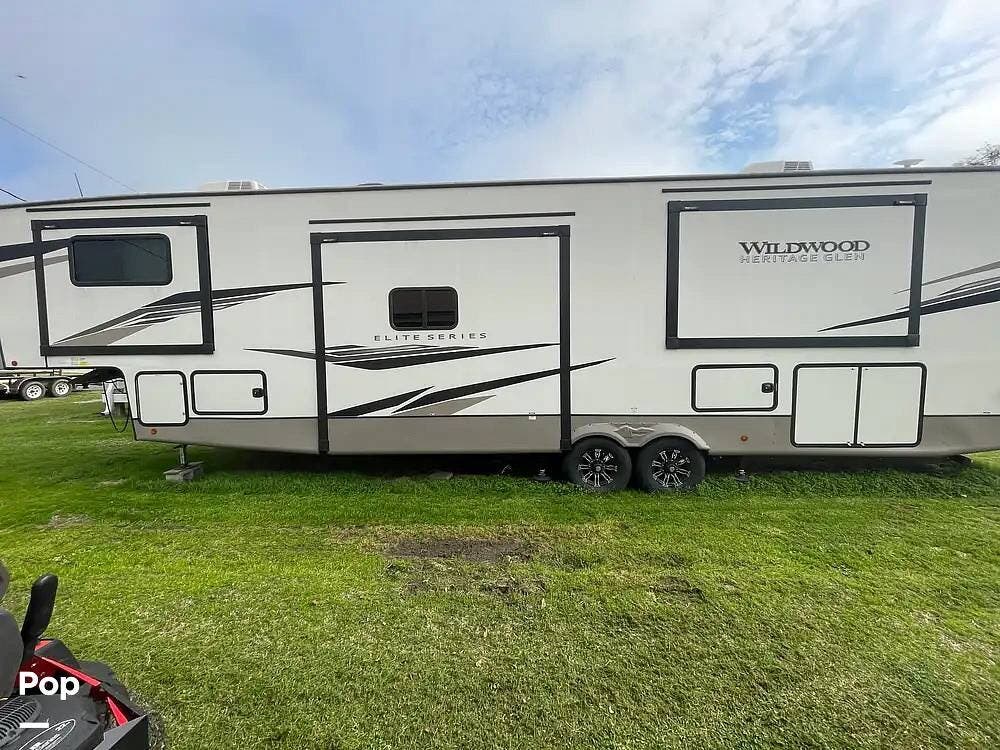 Call now about this 2022 Forest River Heritage Glen Elite 36FL! 2022 Forest River Heritage Glen Elite 36FL - Used Fifth Wheel For Sale by Pop RVs in Cut Off, Louisiana features Leveling Jacks, Awning, Air Conditioning, Slideout
