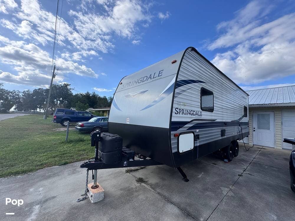 Call now about this 2021 Keystone Springdale 220RD! 2021 Keystone Springdale 220RD - Used Travel Trailer For Sale by Pop RVs in Lake Panasoffkee, Florida features Leveling Jacks, Awning, Air Conditioning