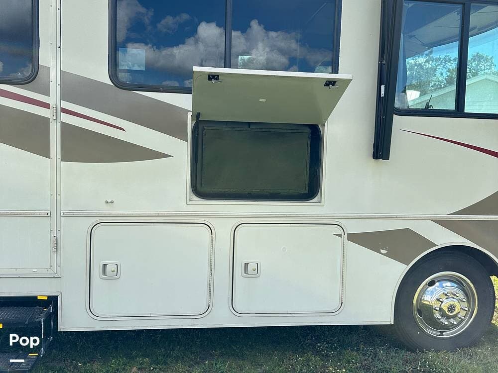 Used 2016 Winnebago Sunstar 31BE available in Sarasota, Florida