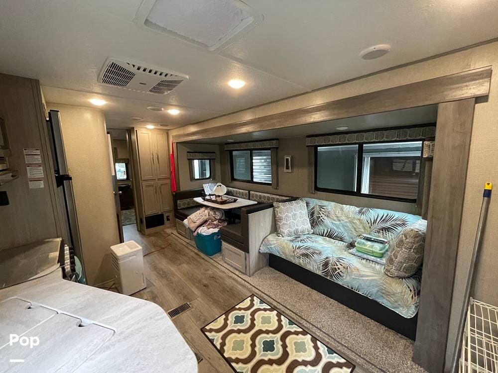 Call now about this 2022 Coachmen Catalina 323BHDSK! 2022 Coachmen Catalina 323BHDSK - Used Travel Trailer For Sale by Pop RVs in Palm Bay, Florida features Air Conditioning, Slideout, Awning