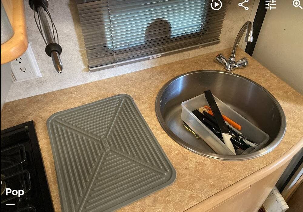 Call now about this 2006 Winnebago View 23H! 2006 Winnebago View 23H - Used Class C For Sale by Pop RVs in Seattle, Washington features Awning, Generator, Leveling Jacks, Slideout, Air Conditioning