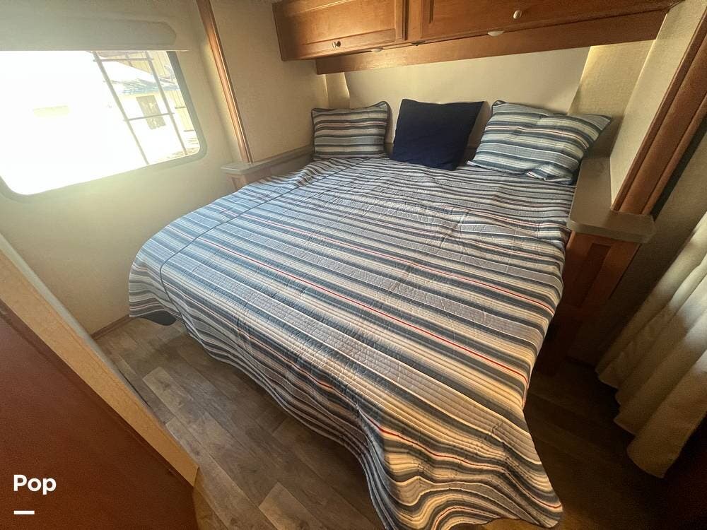 Call now about this 2017 Winnebago Vista 27PE! 2017 Winnebago Vista 27PE - Used Class A For Sale by Pop RVs in Buckeye, Arizona features Air Conditioning, Generator, Leveling Jacks, Slideout, Awning