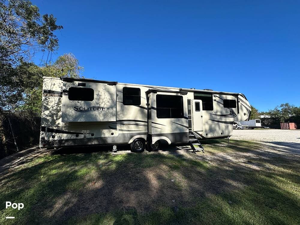 Call now about this 2020 Grand Design Solitude 390RK-R! 2020 Grand Design Solitude 390RK-R - Used Fifth Wheel For Sale by Pop RVs in Jacksonville, Florida features Awning, Air Conditioning, Leveling Jacks, Slideout