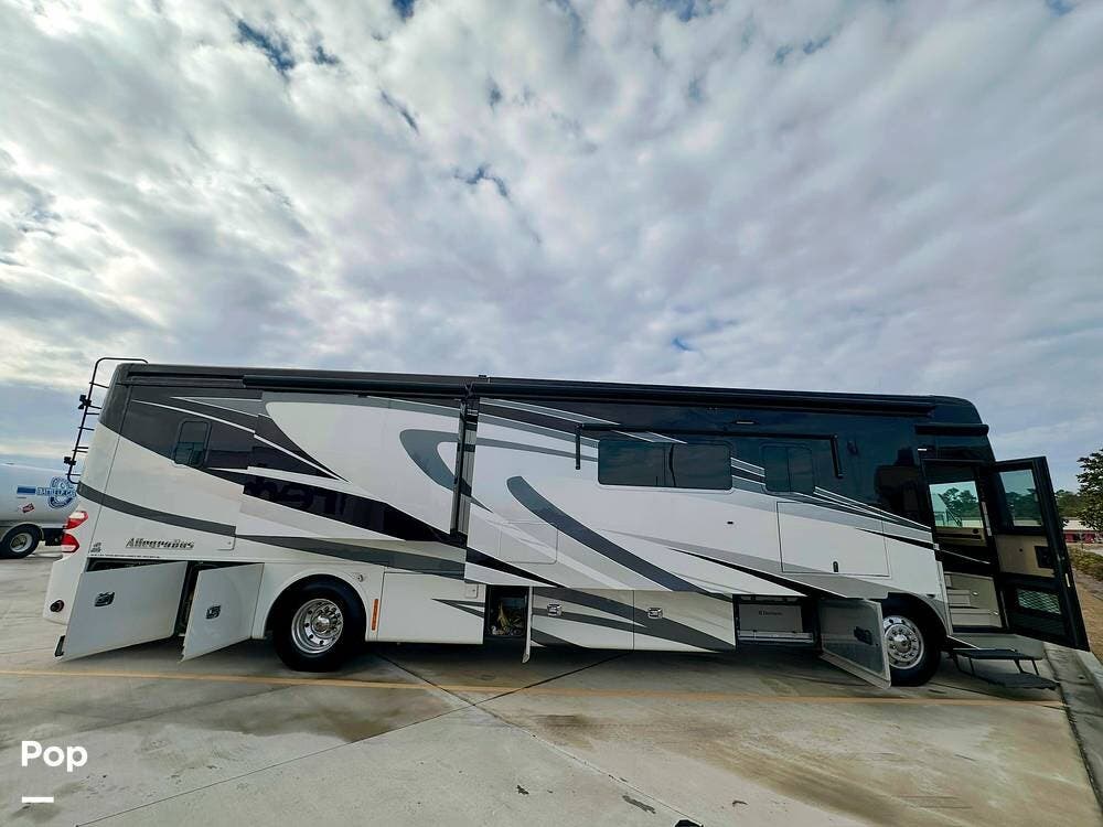 Call now about this 2015 Tiffin Allegro Bus 40SP! 2015 Tiffin Allegro Bus 40SP - Used Diesel Pusher For Sale by Pop RVs in Myrtle Beach, South Carolina features Air Conditioning, Generator, Leveling Jacks, Awning, Slideout