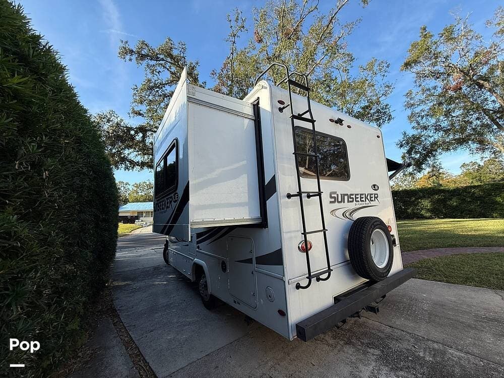 Call now about this 2018 Forest River Sunseeker LE 2250S! 2018 Forest River Sunseeker LE 2250S - Used Class C For Sale by Pop RVs in Tampa, Florida features Air Conditioning, Slideout, Generator, Awning