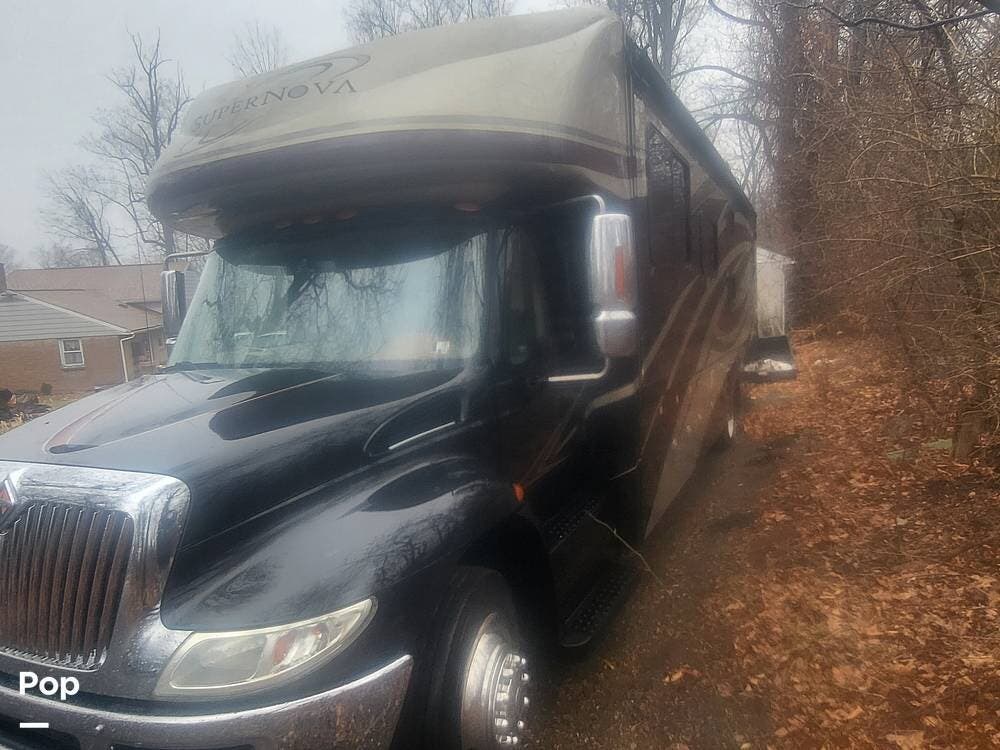 Contact us now about this 2012 Gulf Stream SuperNova 6400! 2012 SuperNova 6400 by Gulf Stream from Pop RVs in Reading, Pennsylvania