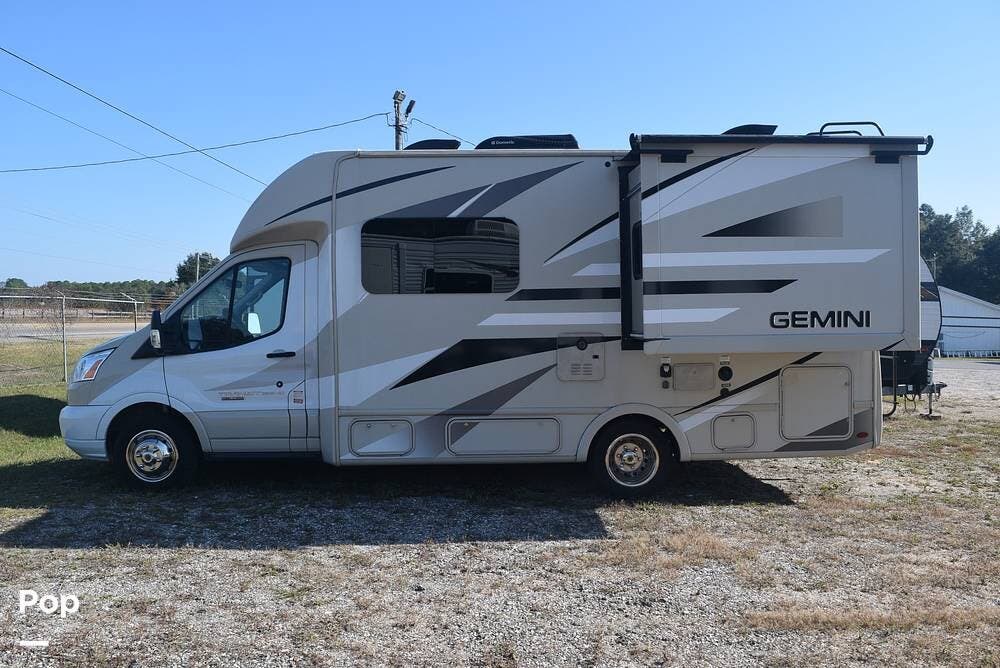 Call now about this 2017 Thor Motor Coach Gemini 23TB! 2017 Thor Motor Coach Gemini 23TB - Used Class C For Sale by Pop RVs in Milton, Florida features Generator, Air Conditioning, Slideout, Awning