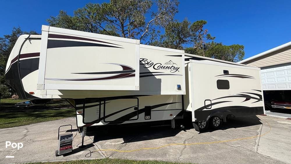 Call now about this 2018 Heartland Big Country 3560SS! 2018 Heartland Big Country 3560SS - Used Fifth Wheel For Sale by Pop RVs in Parrish, Florida features Leveling Jacks, Awning, Air Conditioning, Slideout