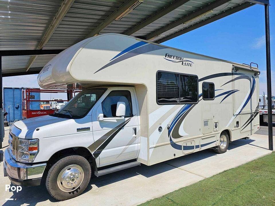 Call now about this 2018 Thor Motor Coach Freedom Elite 26HE! 2018 Thor Motor Coach Freedom Elite 26HE - Used Class C For Sale by Pop RVs in Stockton, California features Generator, Air Conditioning, Slideout, Awning