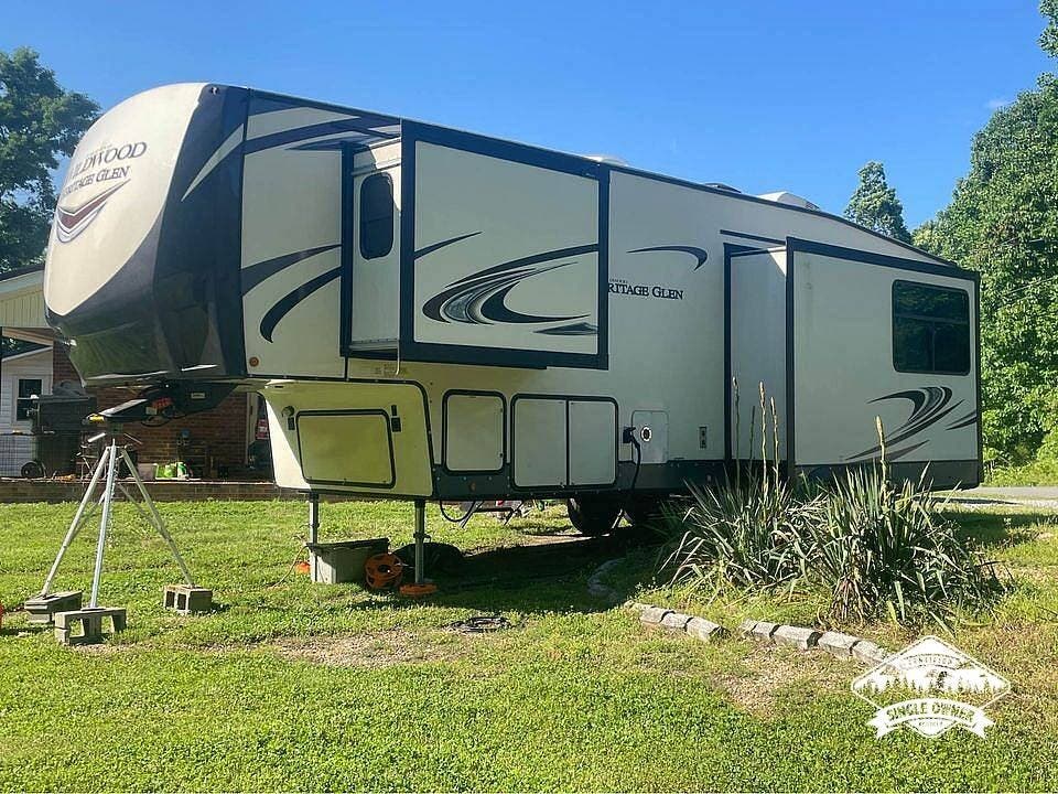 Call now about this 2021 Forest River Wildwood Heritage Glen 286RL! 2021 Forest River Wildwood Heritage Glen 286RL - Used Fifth Wheel For Sale by Pop RVs in Jonesborough, Tennessee features Leveling Jacks, Slideout, Air Conditioning, Awning